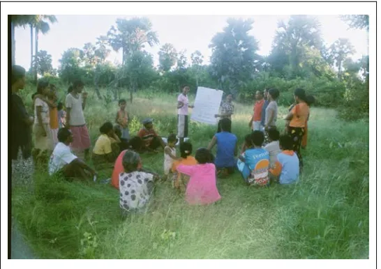 Gambar 5.14. Anggota kelompok wanita di desa Akle menjelaskan pada anggota pernanan wanita dalam mengelola usahatani keluarga 