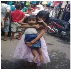 Gambar 5 Anak yang dibawa oleh ibu penjual pakaian bekas di kawasan jalan rupat 