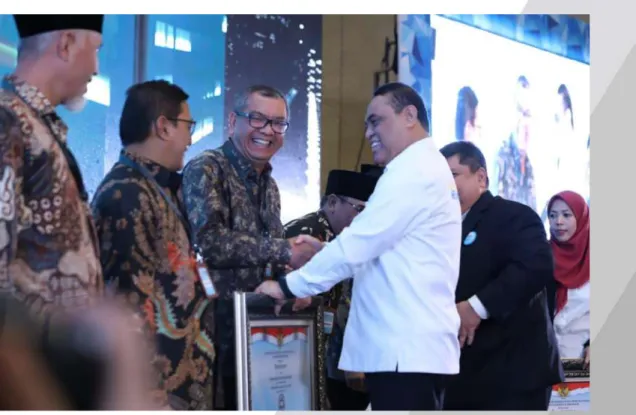 Gambar Walikota Payakumbuh menerima penghargaan dari Kementerian PAN 