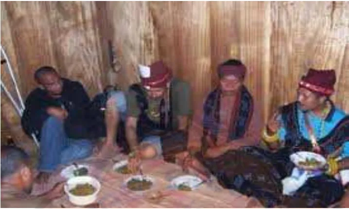 Gambar 12: Acara makan bersama dengan kepala suku (pemangku adat)  
