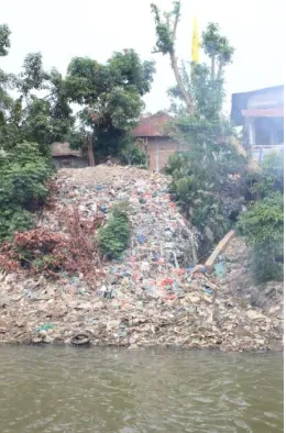 Gambar 2.5 Gambar keadaan pinggiran sungai sebagai Tempat Pembuangan Sampah (TPS) 
