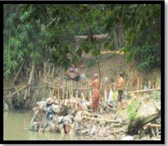 Gambar 3. Gambar masyarakat sekitar yang masih gemar memancing di tepi Sungai Deli 