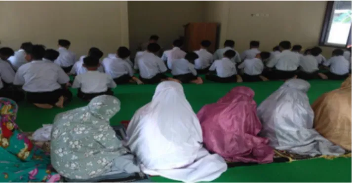 Gambar  diatas  adalah  salah  satu  contoh  program  kepala  madrasah  dlam  mendidik  sikap  siswa