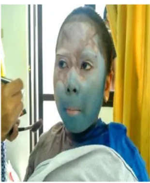Gambar 19. Proses Mengaplikasikan Face Painting dan Eye Shadow  Biru 