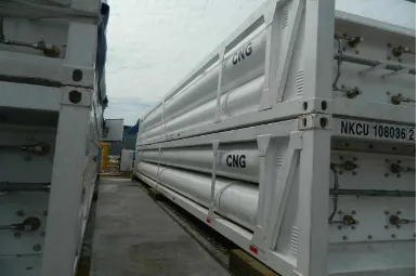 Gambar 9Skid tube CNG yang diangkut dengan truk dan kapal 