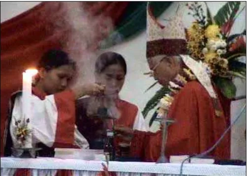 gambar 4. Misdinar Dan Uskup Sedang Melaksanakan Proses Pendupaan Altar. 