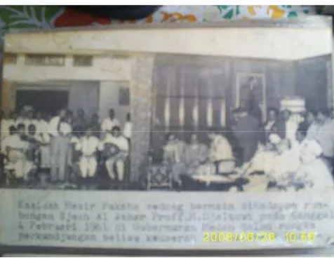 Gambar 4 : Acara penyambutan oleh panitia konferensi Asia-Afrika kepada alm. Ahmad Baqi pimpinan orkes musik El Surayya Medan yang diundang untuk mengisi acara hiburan di Bandung tahun 1966