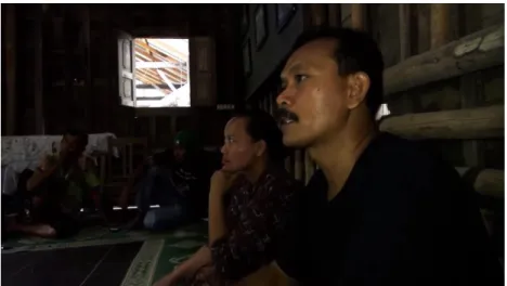 Gambar 17. Gunretno berdiskusi dengan warga 