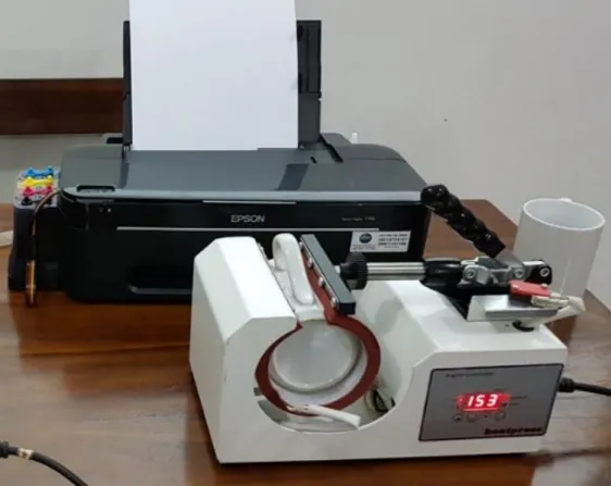 Foto pada gambar 1 adalah gambar set peralatan dan bahan baku untuk proses produksi produk kreatif  mug  yang terdiri sebuah printer Epson T13X + Infus sublime  merupakan printer yang dikonfigurasi  secara khusus dengan tinta khusus yaitu infus sublime yan