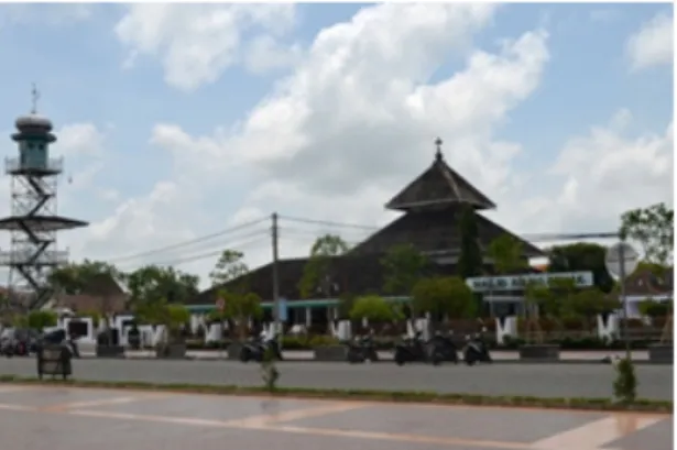 Gambar 1. foto Masjid Agung Demak dari sisi  timur laut (dokumen peneliti 2015) Ornamen Bangunan Masjid Agung Demak Interaksi Islam terhadap kesenian  melahirkan terminologi seni islami