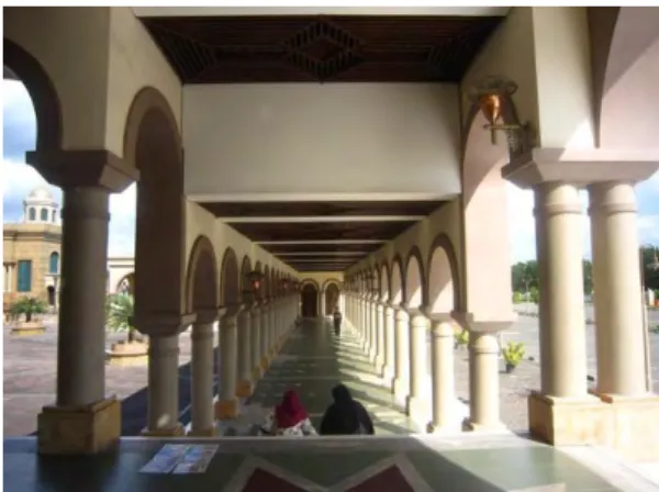 Gambar 1.10 Lorong Masjid Islamic Center, Samarinda  (Sumber: https://www.travelerien.com) 