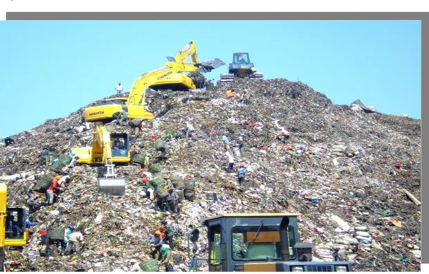 Gambar 2. Sampah yang Menggunung di Tempat Pembuangan Sampah Akhir (Wikipedia, 2014) https://id.wikipedia.org/wiki/Bantar_Gebang,_Bekasi