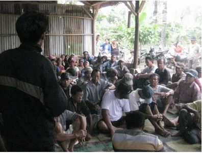 Gambar 1 : Masayarakat Desa Padang Halaban sedang mendengarkan materi yang 