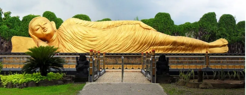 Gambar 3 : patung Budha tidur di Maha Vihara Majapahit