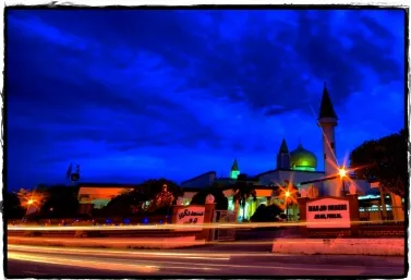 Gambar 2:Pandangan dari luar ketika waktu senja di Masjid Negeri Arau,Perlis. Ini juga boleh dinamakan sebagai “establish shot”.