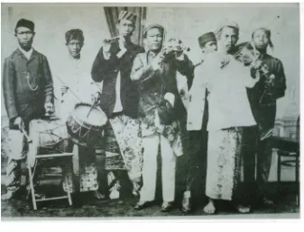 Gambar 1Sebuah kelompok musik di kota Padang pada awal abad ke-20