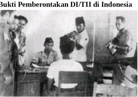 Gambar 1.2 Rakyat pribumi yg di todong senjata ketika di introgasi oleh pasukan DI/TII