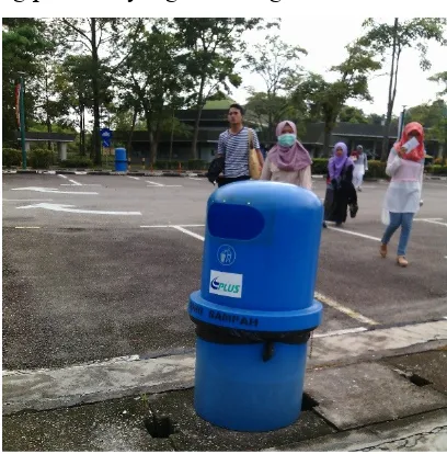Gambar 6. Tempat sampah di Parkiran (rest area Johor Bahru)