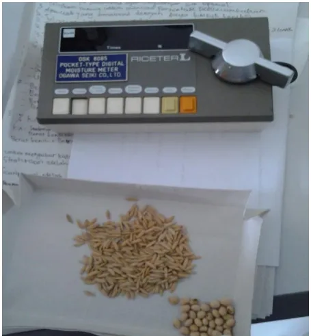 Gambar 4 (saat benih dimasukkan ke dalam moisture tester) 
