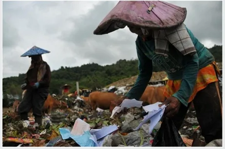 Gambar 2. Pemulung TPA Mancani [sumber: Idris Prasetiawan, Fotokita]