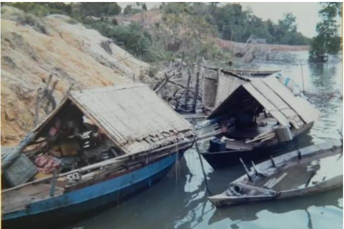 Gambar 2.1. Sampan Beratap Kajang Orang Suku Laut di Kepulauan Riau (Foto Reproduksi Koleksi FKKS – NEBA 1988) 