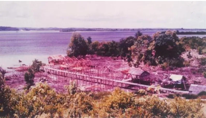 Gambar 2.3. Pembangunan Permukiman Orang Suku Laut di Bertam pada akhir tahun 1980an (Reproduksi Foto-foto Koleksi Mahadan)