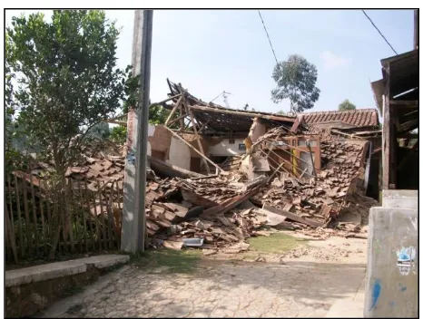 Gambar 1. Kerusakan Rumah akibat Gempa Bumi  Jawa Barat, 2009 