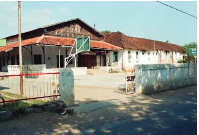 gambar 2. Bekas bangunan Pabrik Gula Gemuh, Kendal, sekarang digunakan untuk sekolah (Sumber: Dokumen Pusat Penelitian dan Pengembangan Arkeologi Nasional, 2009).