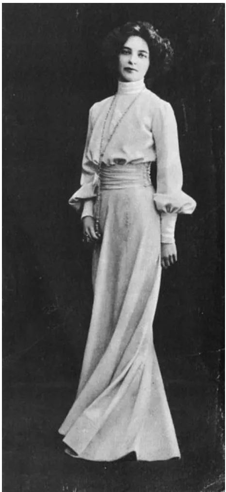 Figure 4. Photograph of Zinaida Gippius taken at the Mos-cow studio of Otto Renar (circa 1900)