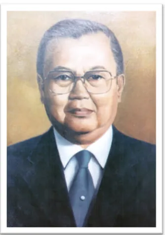Gambar 6. Koesnadi Hardjasoemantri (1926-2007), mantanRektor UGM (1986-1990) yang juga karib Mubyarto.