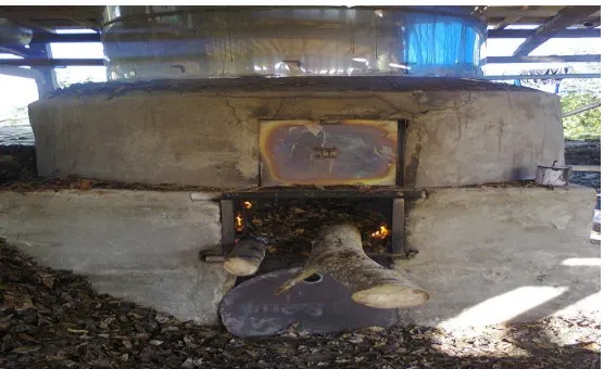 Gambar 2 : proses penyulingan yang masih menggunakan kayu bakar  