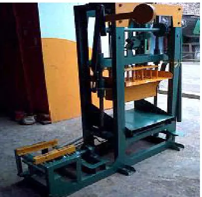 Gambar 2.4 Mesin Press Vibrasi Paving 