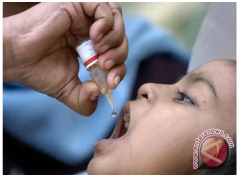 Gambar 2.1. Pemberian Oral Polio Vaccine  