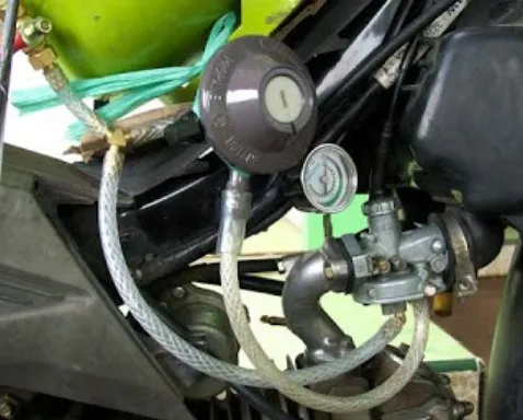 Gambar 3. Karburator hasil Modifikasi terpasang di Sepeda Motor