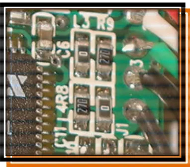 Gambar ini menunjukan empat resistor pasang permukaan (komponen pada kiri atas adalah kondensator) termasuk dua resistor nol ohm