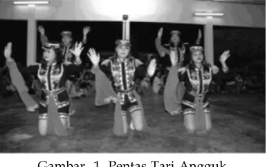 Gambar  1. Pentas Tari Angguk