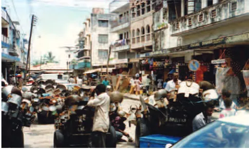 Fig. 6. Selling the products of the – a trade federation of informal producers and marketers headquartered shown here concentrates large stores, small shops, carts and kios ks devoted to selling household dry goods