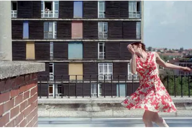 Figure 6. iLinkt dance performance with the Vitic condominium block facade as the backdrop (2006) – photo by Barbara Blasin.