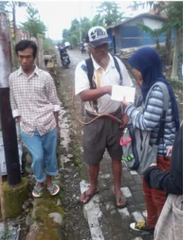 Gambar 1. Pengambilan sampel tanaman