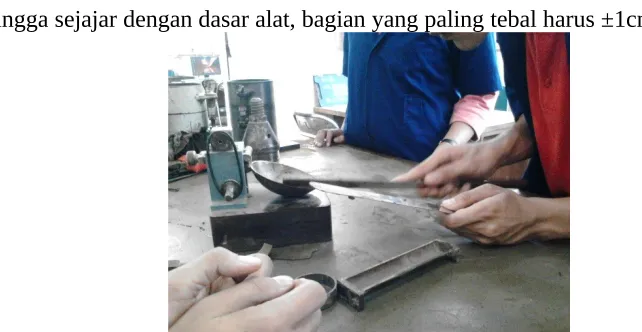 Gambar 4. Pengadukan tanah