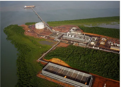 Gambar 6. Kilang LNG Darwin yang memroses gas dari Bayu-Undan. [18] Kapal tanker LNG terhubung melalui sebuah dermaga sepanjang 1,3 km