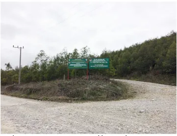 Gambar  3:  Papan  pengumuman  milik  perusahaan  swasta  yang berada dipinggir jalan menuju Desa Simarigung (Dok