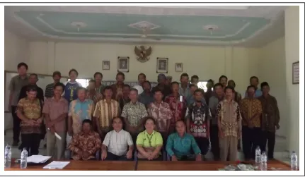 Gambar 1.  Tim IbM Universitas Lampung dengan petani peserta penyuluhan 7 Mei 2016. 