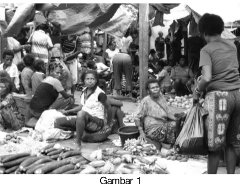 Gambar 1 Para pedagang mama-mama Papua di bagian paling belakang dari Pasar Wosi, 