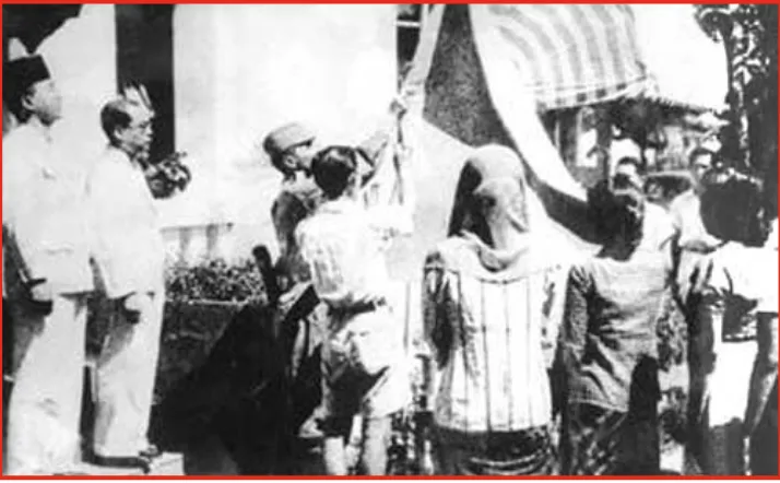 Gambar 2.1 Pengibaran Bendera Sang Saka Merah Putih pada 17 Agustus 1945