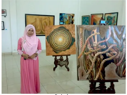 Gambar 3.Ermi Daini dengan beberapa Lukisan Khaligrafi Talinya.