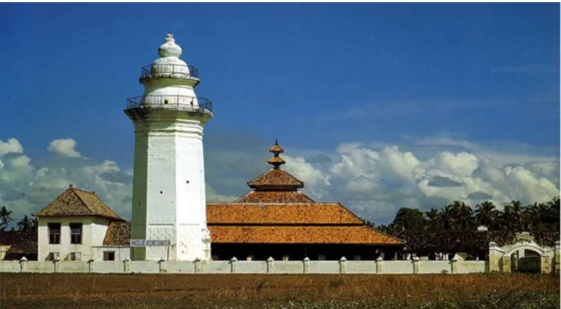 Gambar 5: Masjid Banten dan Menaranya yang unik 