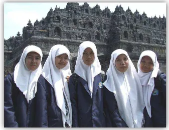 FIGURE 2: SCHOOL STUDENTS AT BOROBUDUR (COLLECTION: THE AUTHOR) 