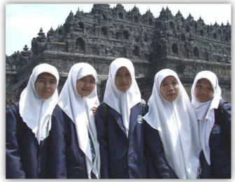 FIGURE 2: SCHOOL STUDENTS AT BOROBUDUR (COLLECTION: THE AUTHOR) 