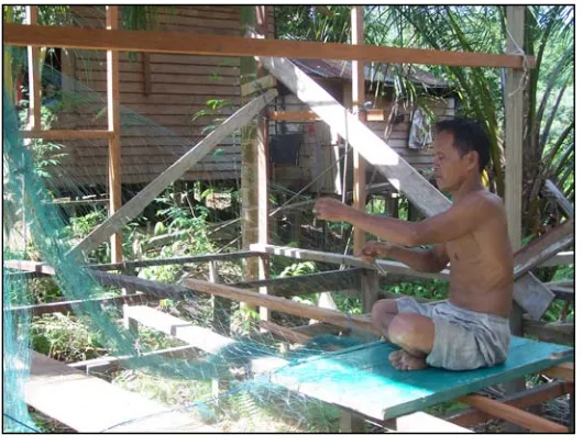 Gambar 9 Penduduk Desa Tumbang Olong sedang memperbaiki jaring untuk menangkap ikan 